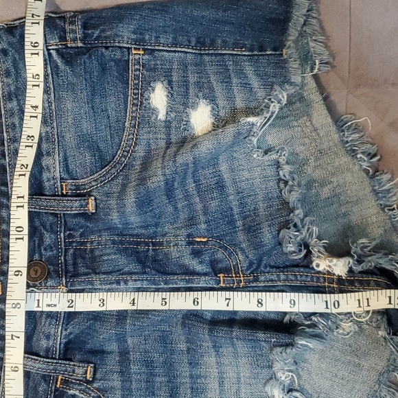 Hollister Women's Cut Off Distressed Blue Jean Shorts Size 28 - Picture 8 of 8